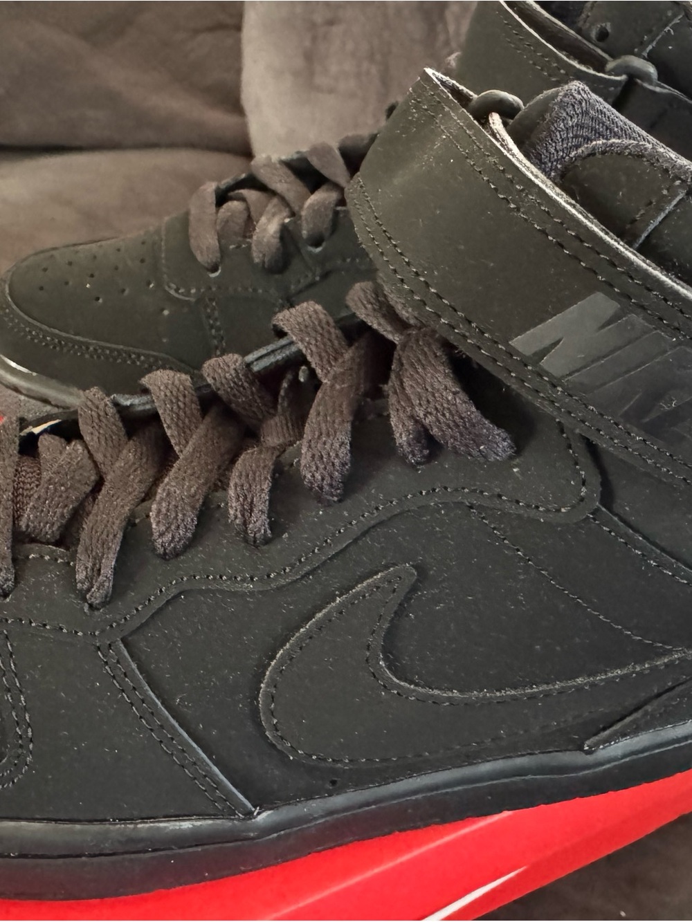 Brand New Nike Court Borough Mid 2 Triple Black Size 4Y - Picture 2 of 5
